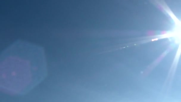 Jasná Modrá Obloha Den Jasným Sluncem Zářící Světlice Jako Fotoaparát — Stock video