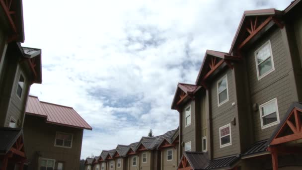 Lapso Tempo Com Nuvens Passando Por Cima Complexo Habitacional Apartamento — Vídeo de Stock