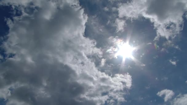 4K Time lapse du ciel bleu avec le coucher du soleil sur une journée nuageuse .
