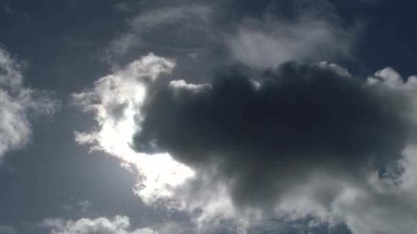 Batailles de soleil contre les nuages sombres dans le ciel, laps de temps .
