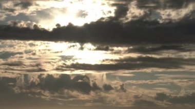 Bulutlu gökyüzünde güneş batarken gün batımı süreleri doluyor..