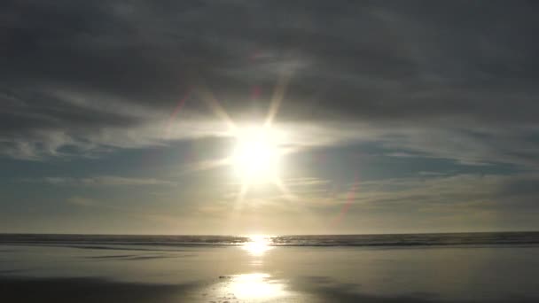 Slunce Svítí Písečné Pláži Severozápadním Pacifiku Oregon Blízko Západu Slunce — Stock video