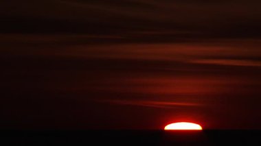 Güneşin Pasifik Okyanusu 'nun ardından doğuşuna yaklaşın. Güzel ve canlı bir sabahta. Zaman akıp gidiyor..