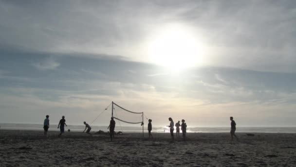 オレゴン州シーサイドの晴れた日にビーチバレーをする人々 — ストック動画