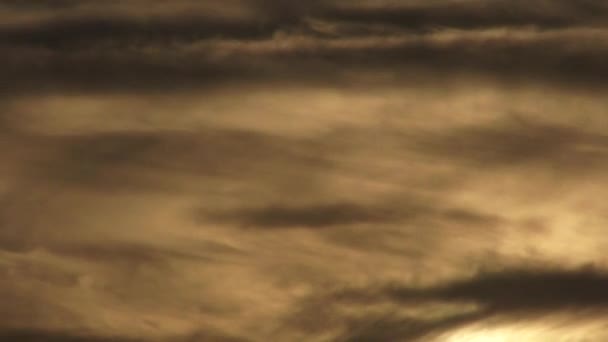 Sole Luna Che Sorge Tra Nuvole Scure Time Lapse — Video Stock