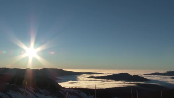 阳光普照在俄勒冈州西北太平洋上空 晴朗的蓝天清晨 雾气弥漫在山水之上 — 图库视频影像