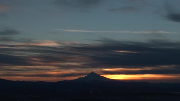 美しい朝に雪のフード山の後ろに太陽が昇るポートランド オレゴンのスカイラインから夜から昼への時間の経過 — ストック動画