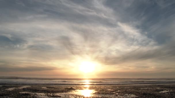 Zonsondergang Aan Horizon Bij Stille Oceaan Oregon Met Hoogwater Kwallen — Stockvideo