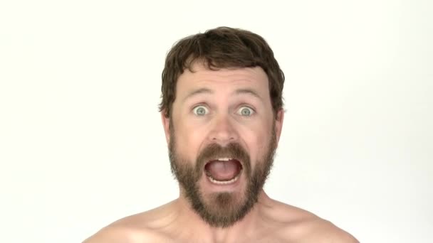 Modelo Liberado Hombre Estudio Con Barba Con Varias Reacciones Sorprendidas — Vídeos de Stock