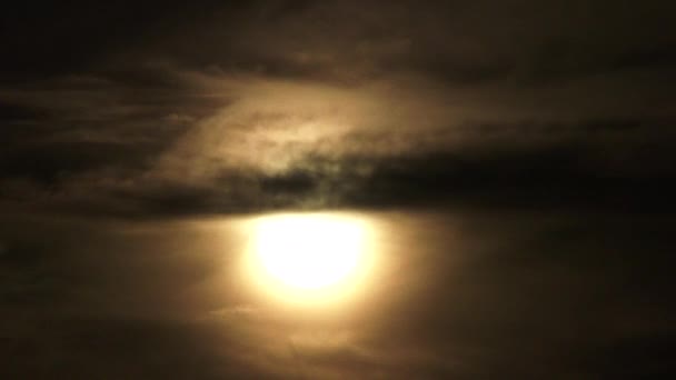 Sonne Oder Mond Untergeht Inmitten Dunkler Wolken Zeitraffer — Stockvideo