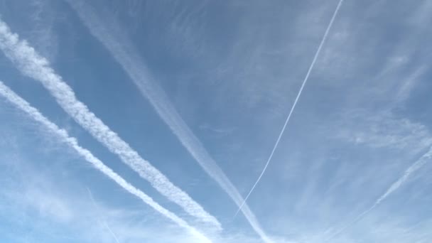Himmel Gefüllt Mit Vielen Düsenkondensstreifen Die Durch Blauen Himmel Rasen — Stockvideo
