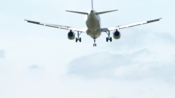 Unmarkiertes Flugzeug Fliegt Kopfüber Mit Gesenktem Fahrwerk — Stockvideo