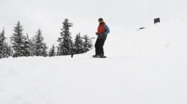 Snowboard ve kayak yapan insanlar, Oregon 'daki Hood Dağı' ndan geçerken başparmaklarını kaldırıyorlar..