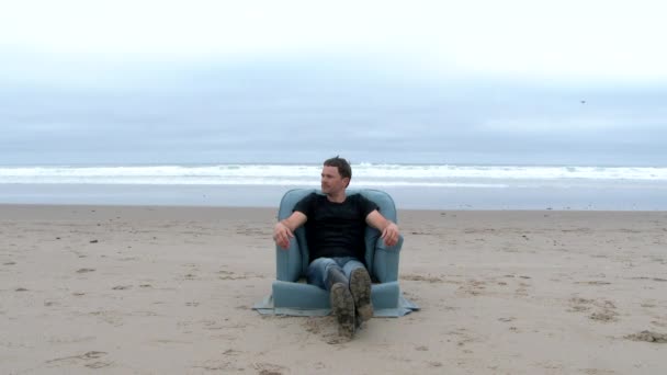 Man Ontspannen Ultieme Strandstoel Liften Onzichtbare Afstandsbediening Naar Het Televisiestation — Stockvideo