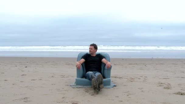 Homme Relaxant Sur Chaise Plage Ultime Soulève Télécommande Invisible Pour — Video