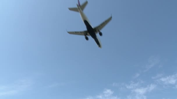 Twee Korte Clip Opeenvolging Van Vliegtuig Landing Motor Rijden Door — Stockvideo