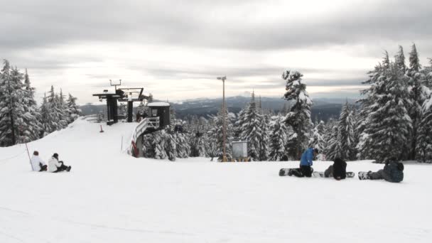 Menschen Fahren Skilift Von Timberline Hood Oregon Vorbei — Stockvideo