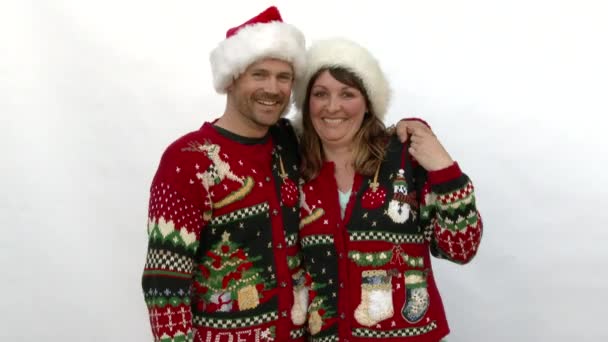 モデルリリース男と女を身に着けています醜いクリスマスセーターでスタジオ 2クリップシーケンス — ストック動画