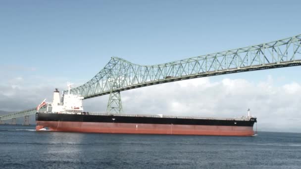 オレゴン州アストリアと港の橋の下を旅する大型貨物船 — ストック動画