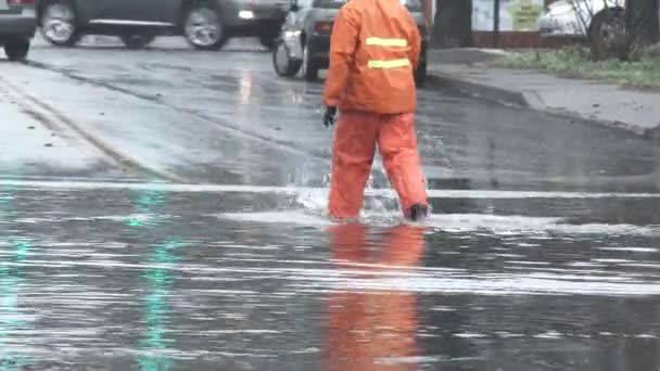 Trabalhadores Cidade Irreconhecíveis Que Frequentam Rua Inundada Durante Tempestade Chuva — Vídeo de Stock