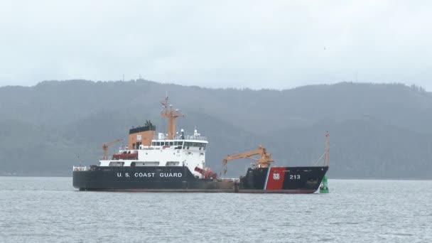 Usa Kustbevakning Vid Columbia River Mellan Washington Och Oregon Sätter — Stockvideo