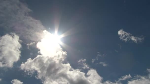 Sol Del Lapso Tiempo Que Brilla Mientras Las Nubes Viajan — Vídeo de stock