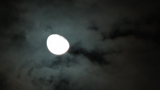 Tiempo Lapso Primer Plano Luna Saliendo Noche Oscura Nublada — Vídeo de stock