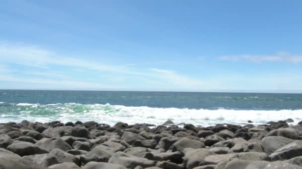 来自太平洋的海浪在晴朗的天空中沿着俄勒冈州的岩石海岸线坠毁 夏日来临 — 图库视频影像