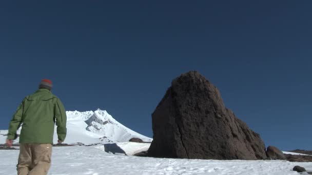 Modello Rilasciato Persona Escursionismo Sul Terreno Innevato Hood Oregon Soleggiato — Video Stock