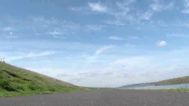 美しい日にオレゴン州ポートランドのコロンビア川の舗装路を走る女性 — ストック動画