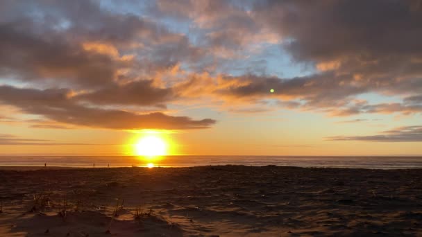 Sandstrand Malerisch Bei Buntem Bewölkten Himmel Sonnenuntergang Endlich Licht Über — Stockvideo