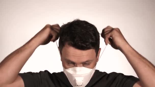 Persona Aislada Blanco Estudio Pone Respirador Quita Para Respirar Aire — Vídeo de stock