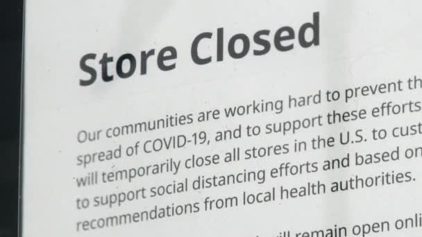 关闭机架在商店前被告知在关闭期间关闭Covid 19病毒 — 图库视频影像