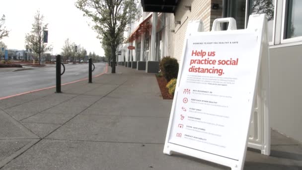 사람들은 코로나 유행하는 바이러스가 유행하는 사회적 거리에 대중에게 알리는 표지판을 — 비디오