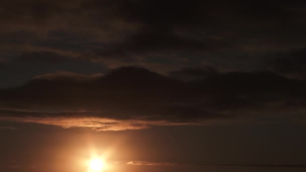 Noite Dia Amanhecer Lapso Tempo Como Sol Nasce Através Nuvens — Vídeo de Stock