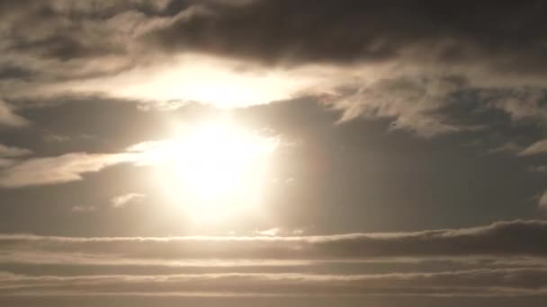 Tramonto Paesaggio Nuvoloso Come Sole Splende Luminoso Attraverso Nuvole Diventando — Video Stock