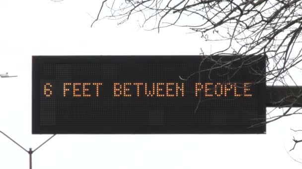 Road Sign Close Lendo Mantenha Sua Distância Pés Entre Pessoas — Vídeo de Stock