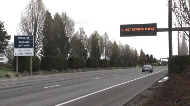 Drivers Prompted Stay Six Feet Away Others Enter Portland Oregon — Stock Video