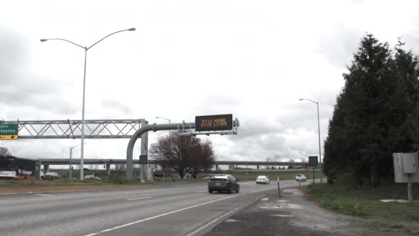 Kamera Zoomt Auf Schild Mit Der Aufschrift Stay Home Life — Stockvideo