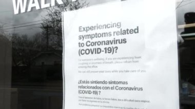 COVID-19 ile ilgili iş kapısında belirtilerin binaya girmediğine dair uyarı.