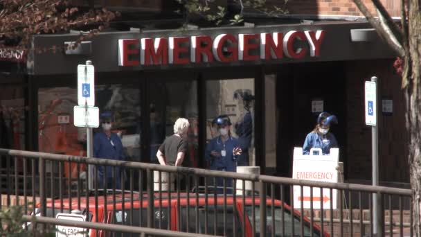 Várias Enfermeiras Emergência Médicos Aguardam Surgimento Pacientes Fora Hospital Durante — Vídeo de Stock