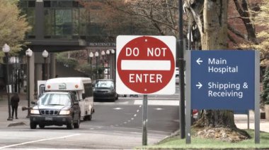 Yoğun bir günde hastane binasına araçlar gelir ve gider..