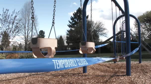 Statisk Bild Tomma Swing Set Med Tejpavläsning Tillfälligt Stängd Grund — Stockvideo