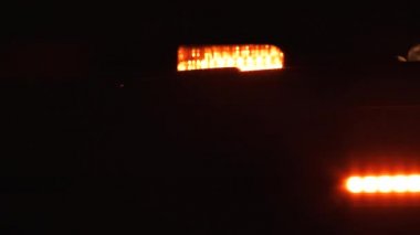 Geceleri polis aracından yanıp sönen acil durum ışıklarına yakın çekim yapan kamera görüntüleri..