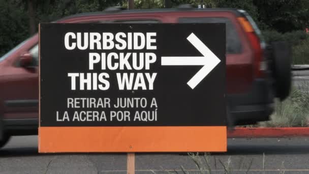 Assine Lendo Curbside Pickup Way Com Trânsito Passando Como Estados — Vídeo de Stock