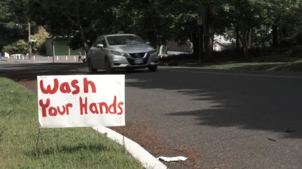 Sinal Caseiro Diz Lave Mãos Rua Bairro Enquanto Pessoas Passam — Vídeo de Stock