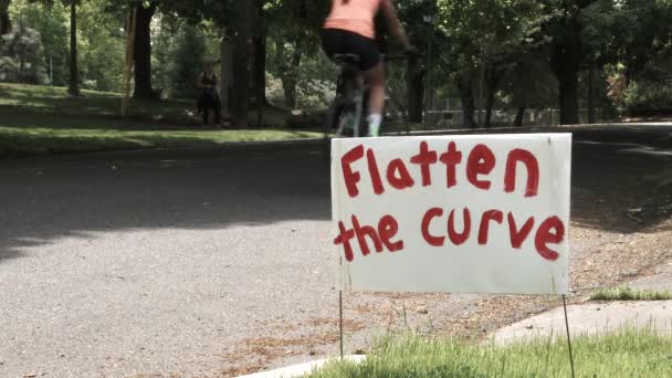 Gente Ocupa Sus Asuntos Junto Letrero Hecho Mano Que Dice — Vídeos de Stock