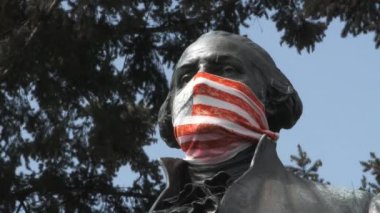 Başkan George Washington 'ın Amerika Birleşik Devletleri heykeli toplumdaki COVID-19' a tepki olarak maske takıyor..