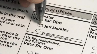 Yeni seçimlerde Jeff Merkley 'e Birleşik Devletler Senatörlüğü için oy veren kişi.