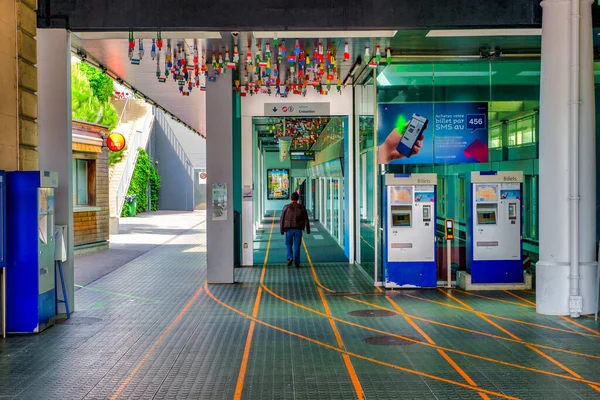 Man Loopt Metro Ingang Ouchy Lausanne Zwitserland Het Plafond Vloer — Stockfoto